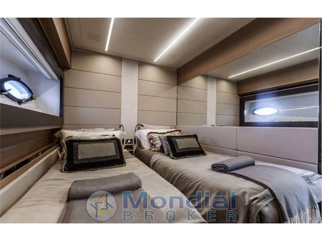 Pershing 70