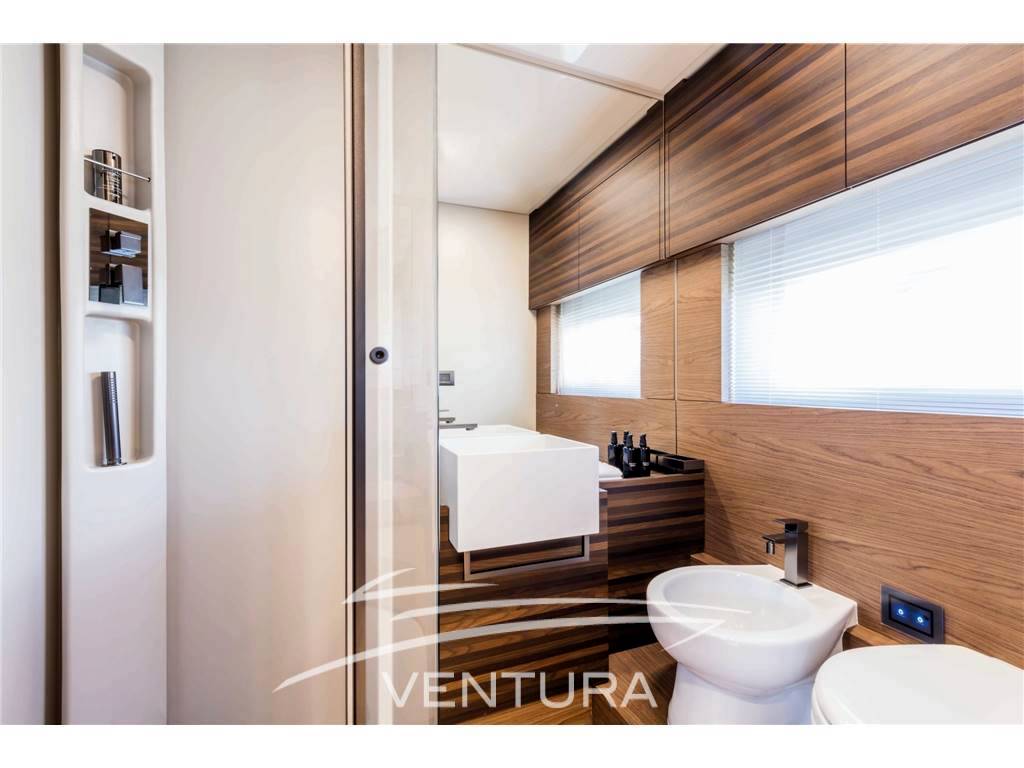 Ferretti yachts 670