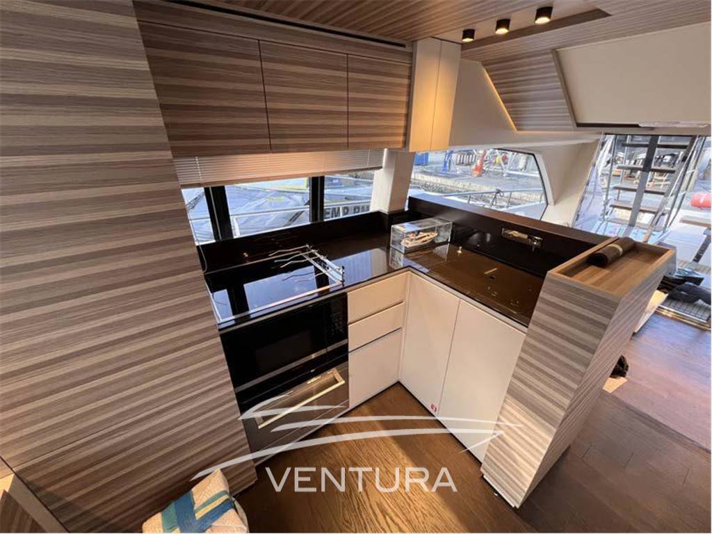 Ferretti yachts 670
