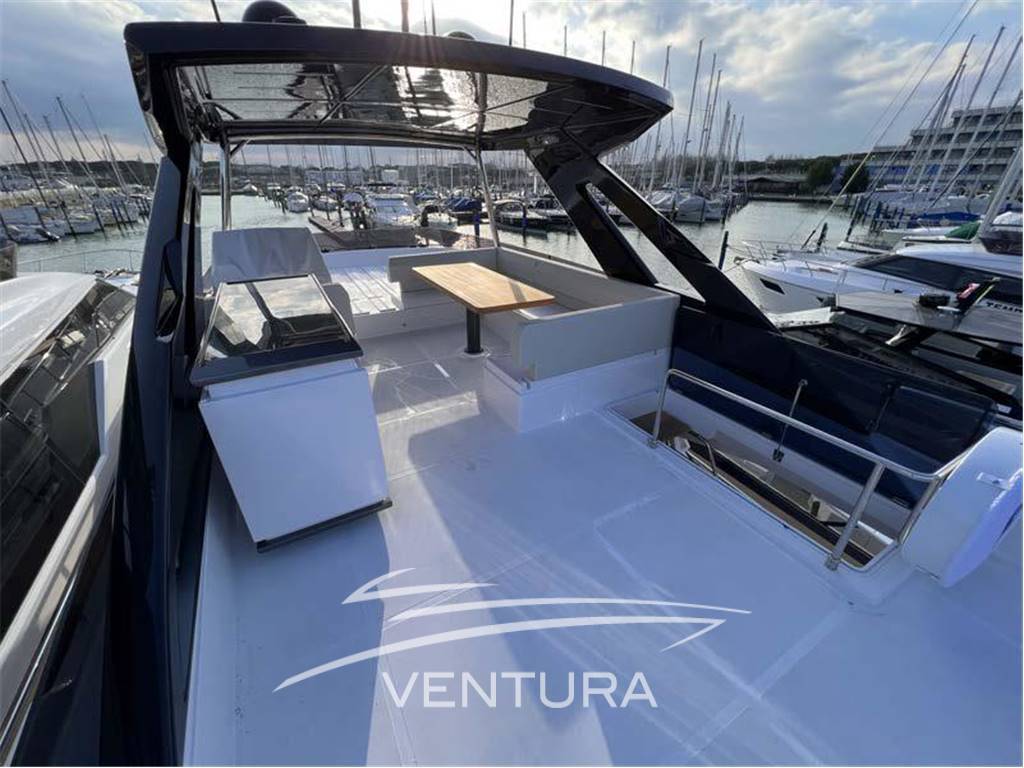 Ferretti yachts 670