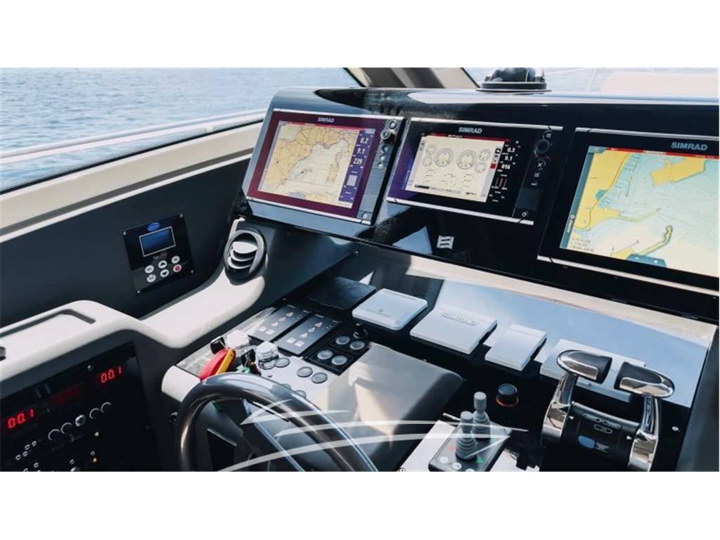 Ferretti yachts 550