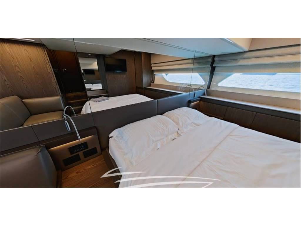 Ferretti yachts 550