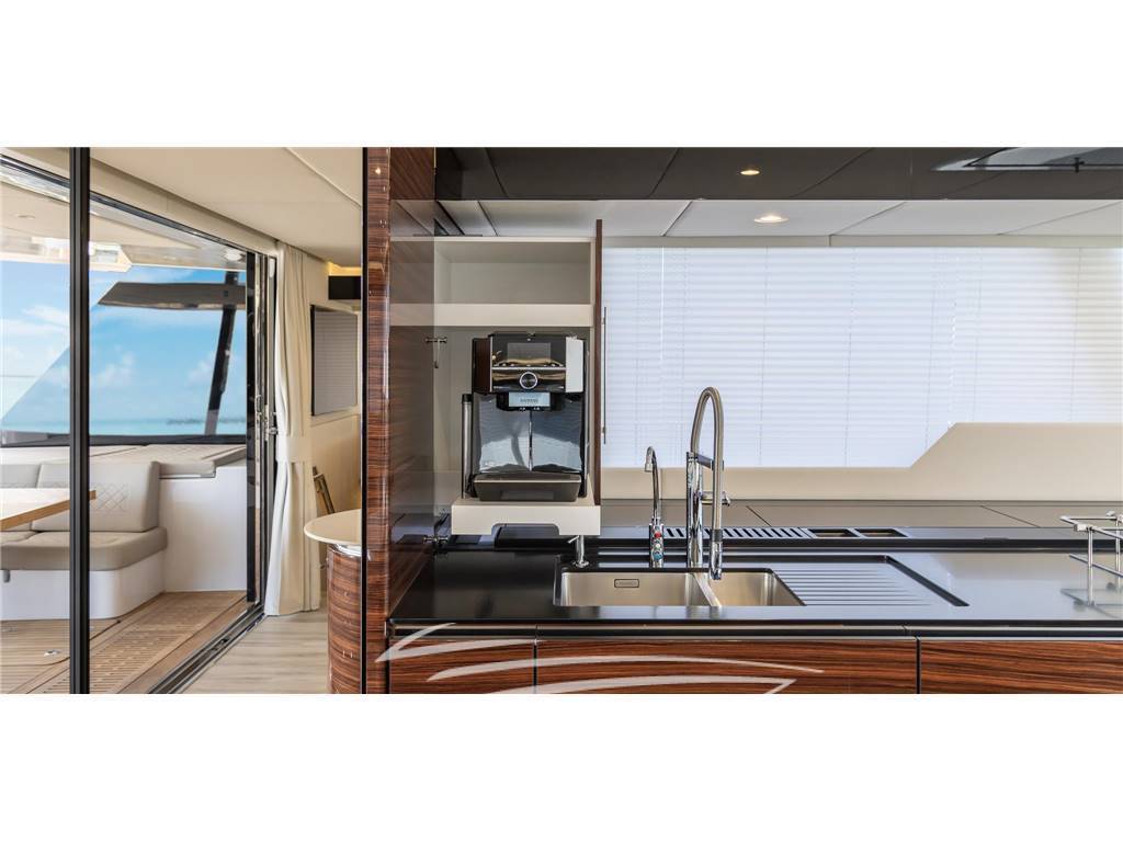 Sunreef 60 sailing