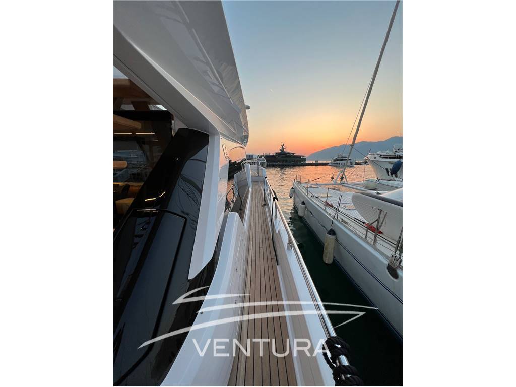 Ferretti yachts 720