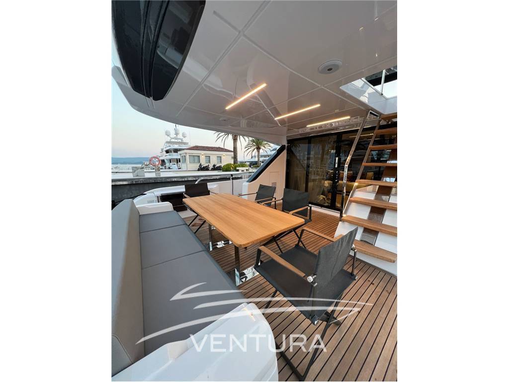 Ferretti yachts 720