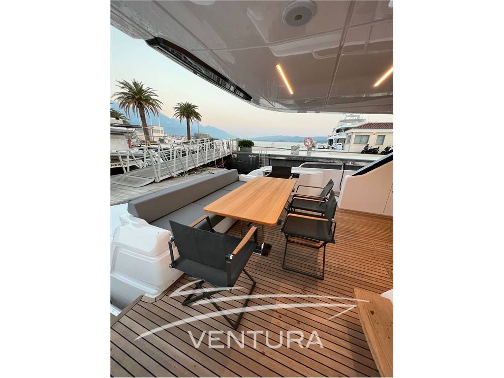 Ferretti yachts 720