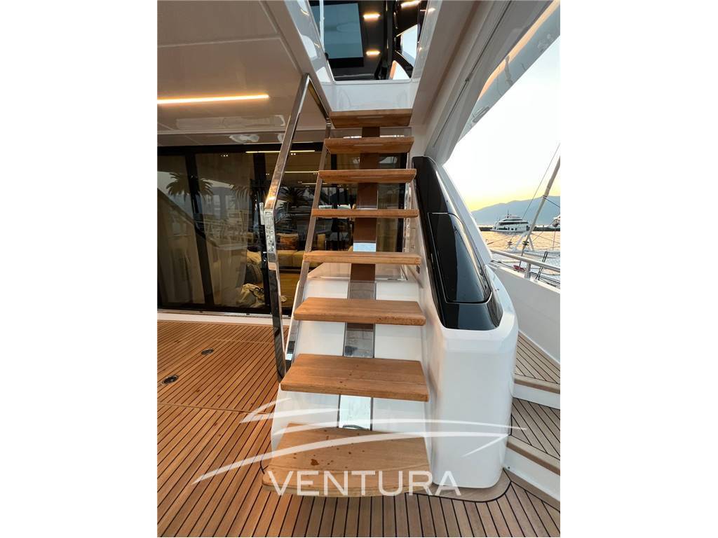 Ferretti yachts 720