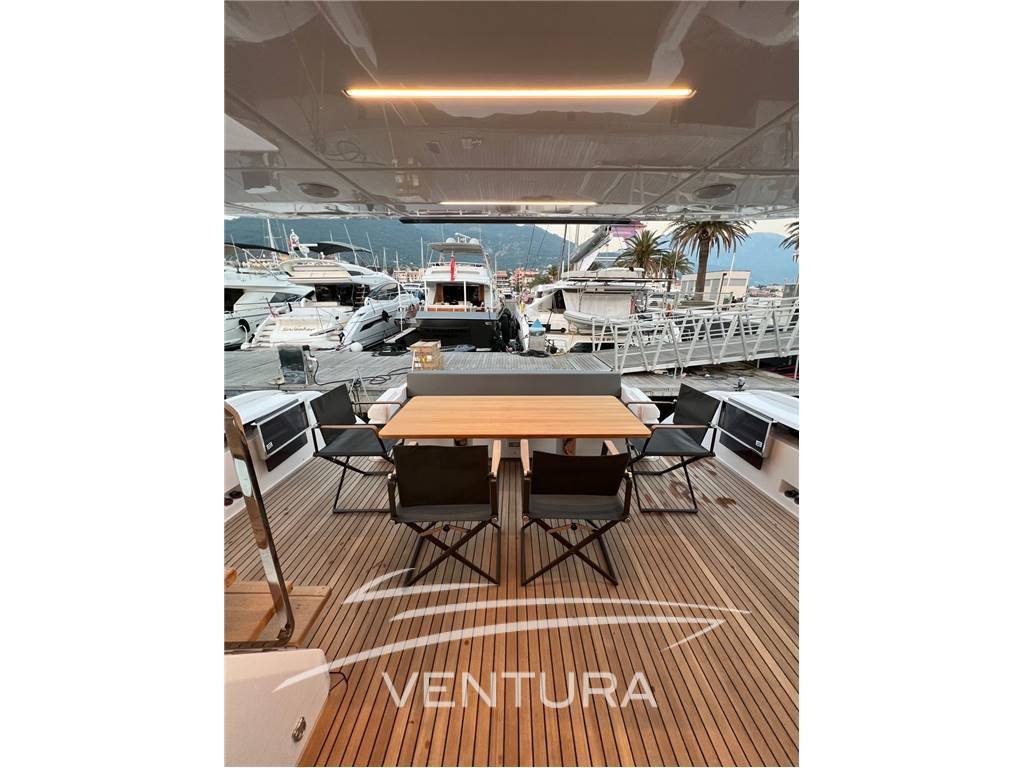 Ferretti yachts 720