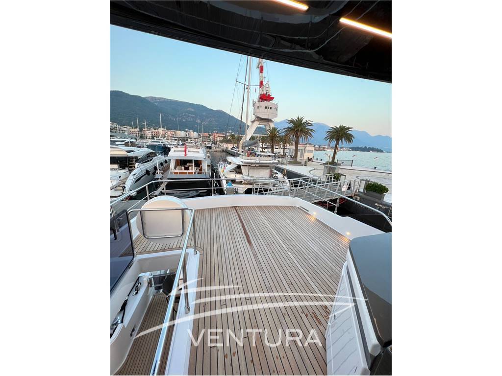 Ferretti yachts 720
