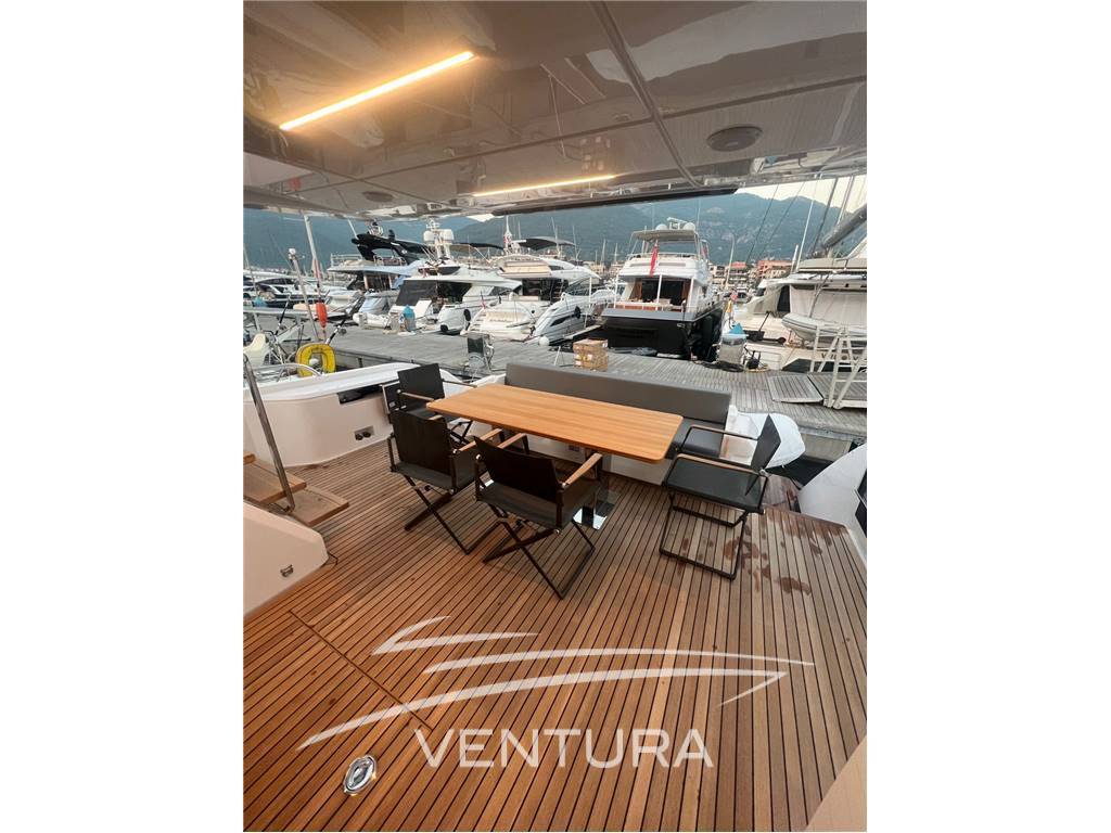 Ferretti yachts 720