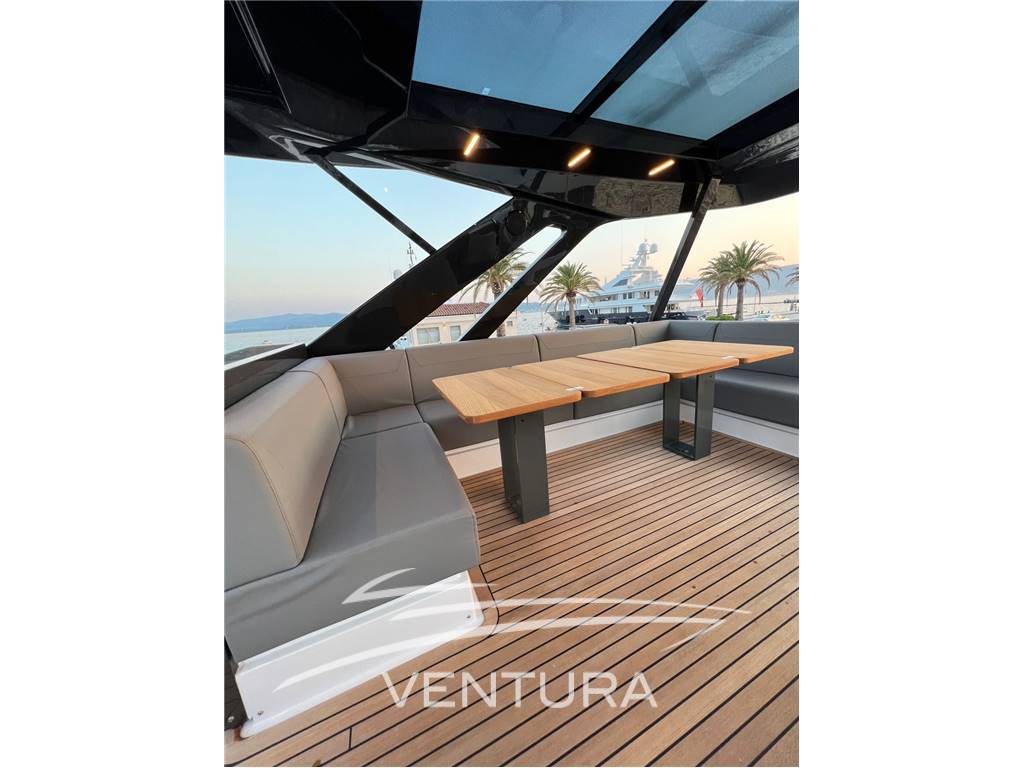 Ferretti yachts 720
