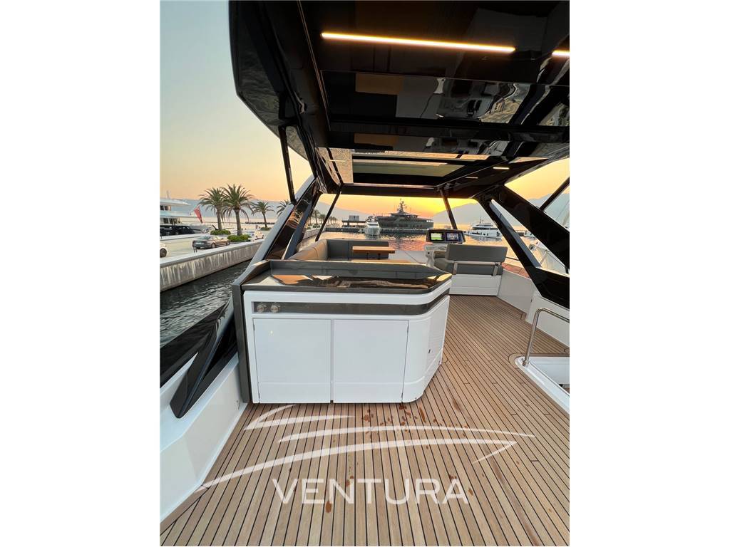 Ferretti yachts 720