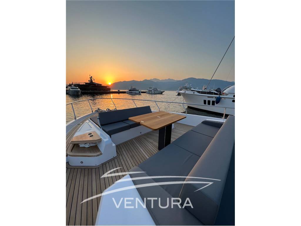 Ferretti yachts 720