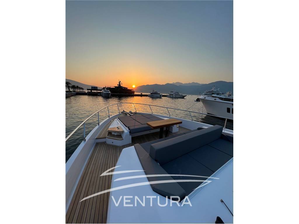 Ferretti yachts 720