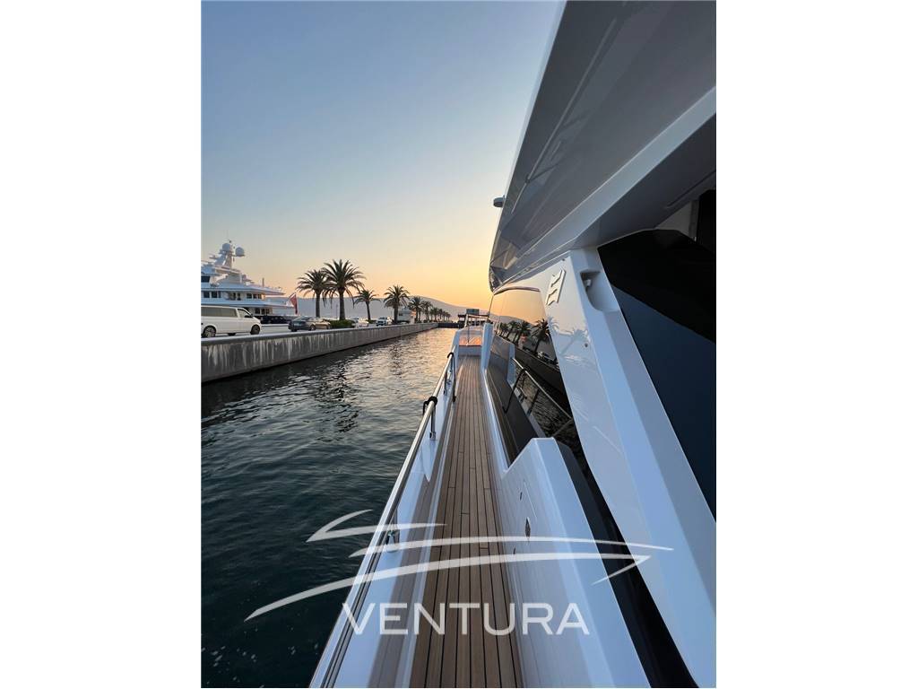 Ferretti yachts 720
