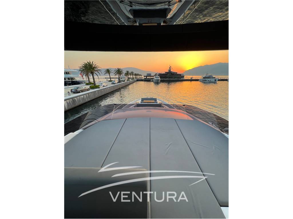 Ferretti yachts 720