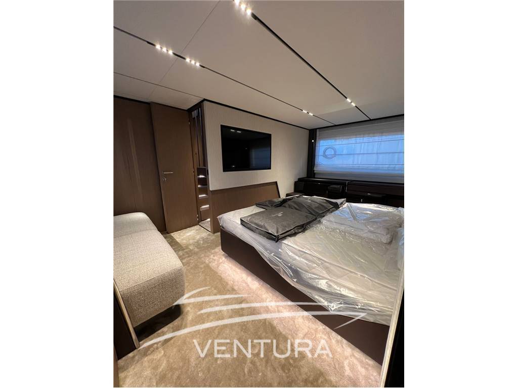Ferretti yachts 720