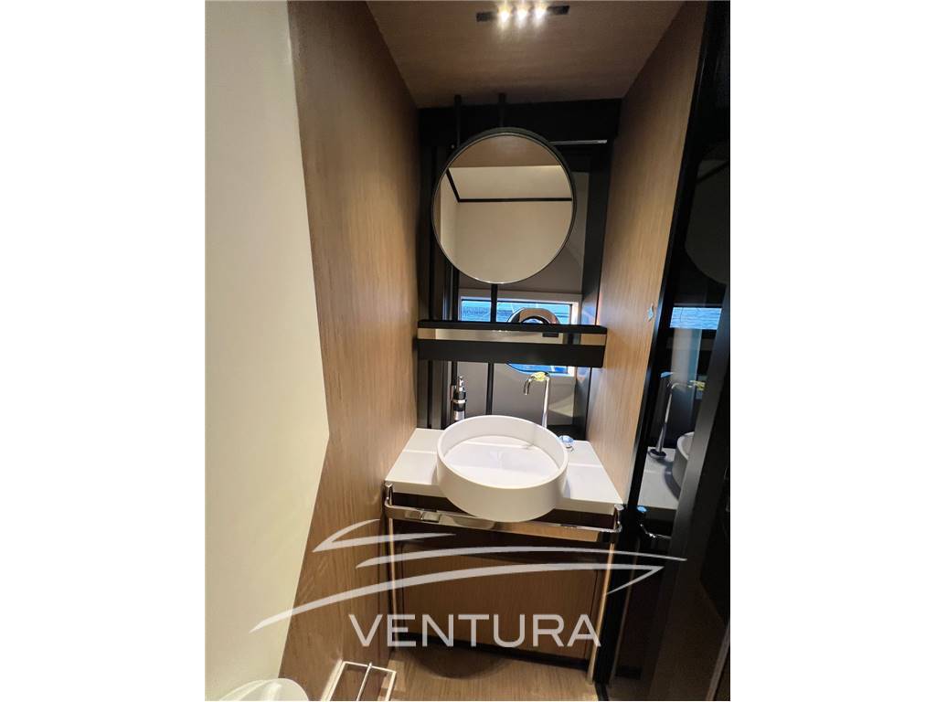 Ferretti yachts 720