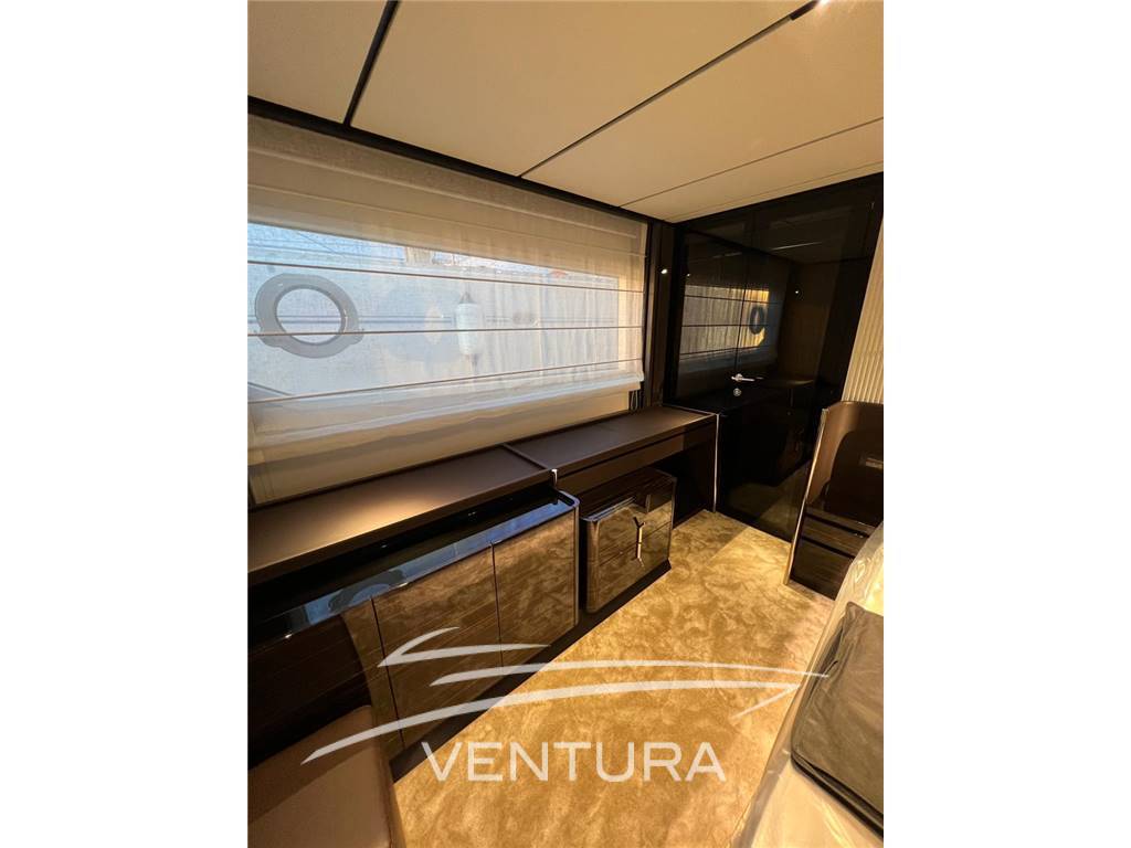Ferretti yachts 720