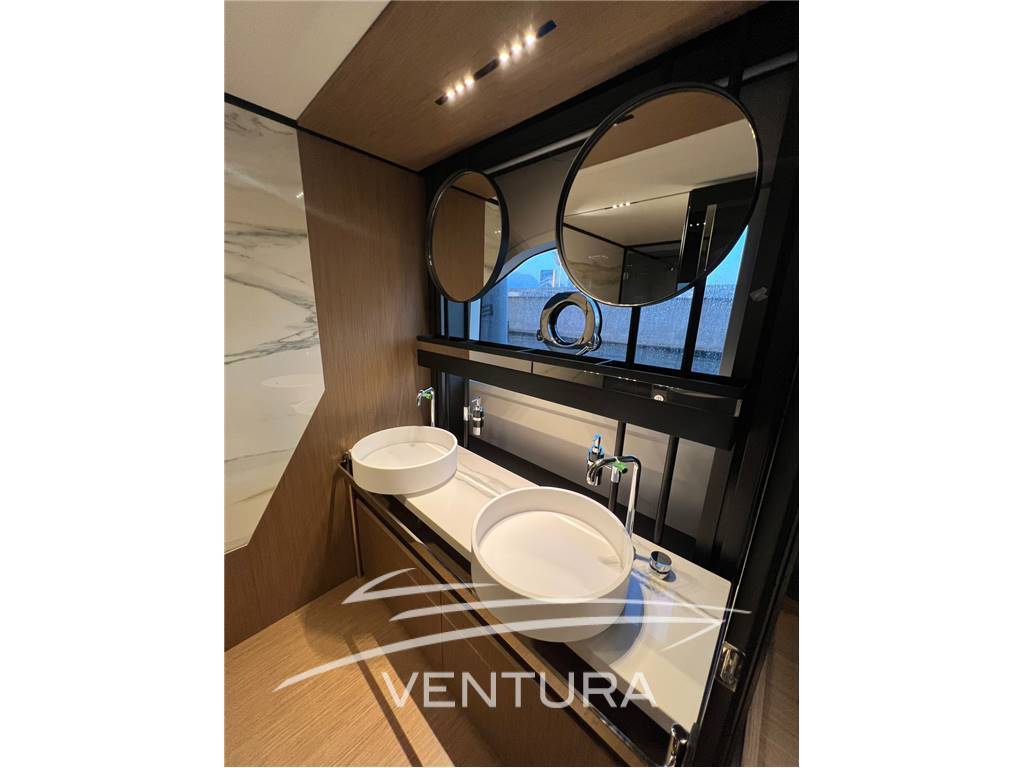 Ferretti yachts 720