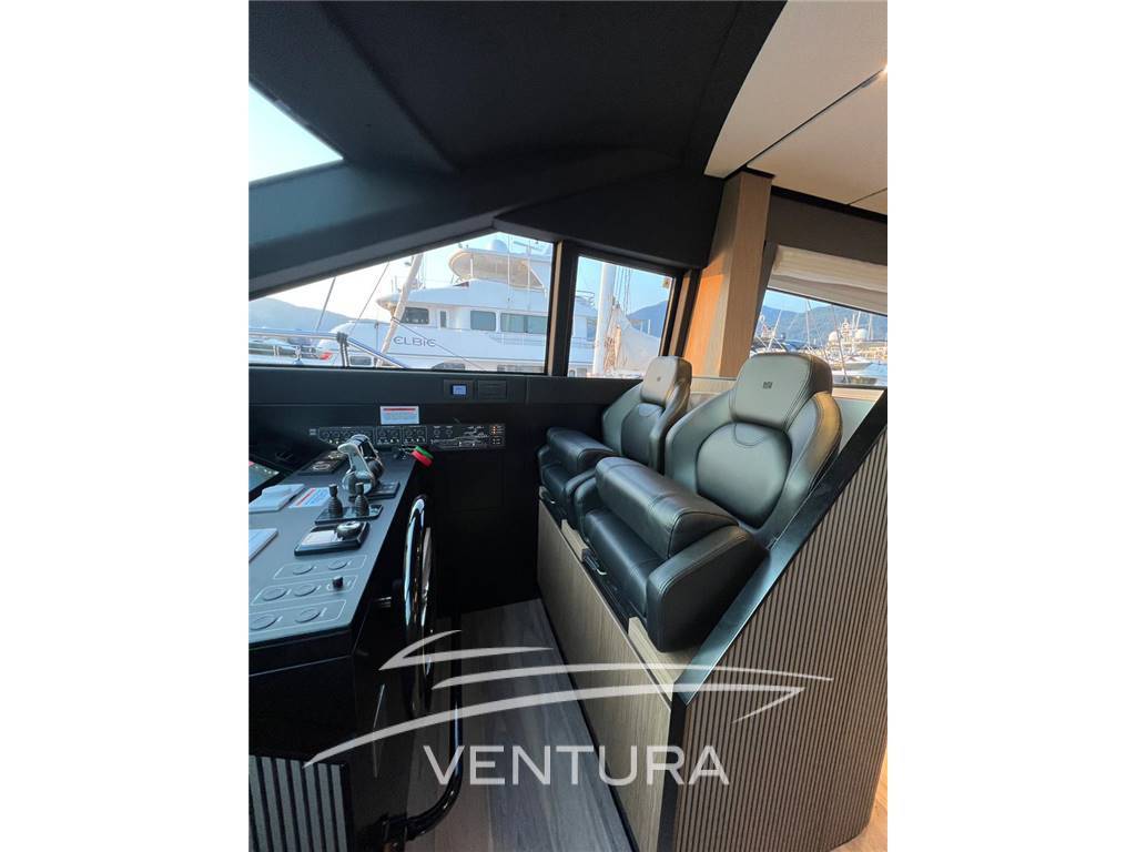Ferretti yachts 720