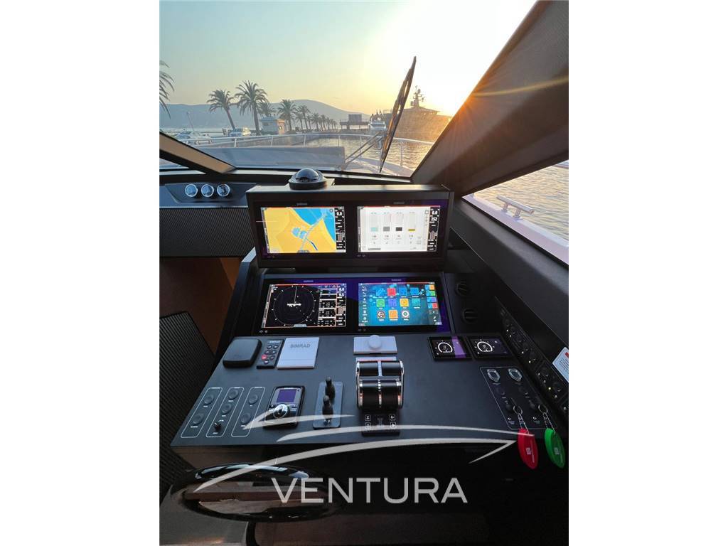 Ferretti yachts 720