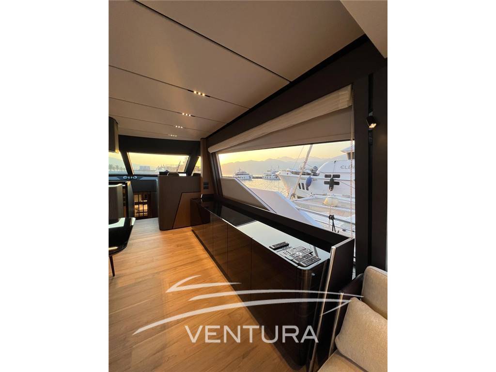 Ferretti yachts 720