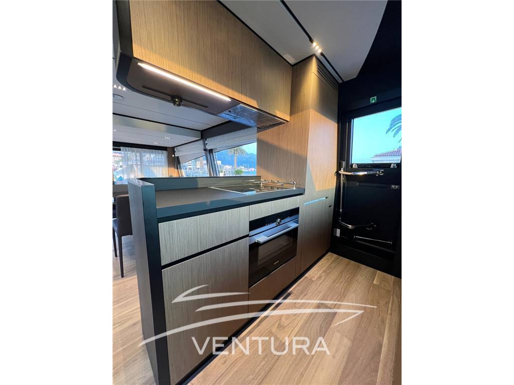 Ferretti yachts 720