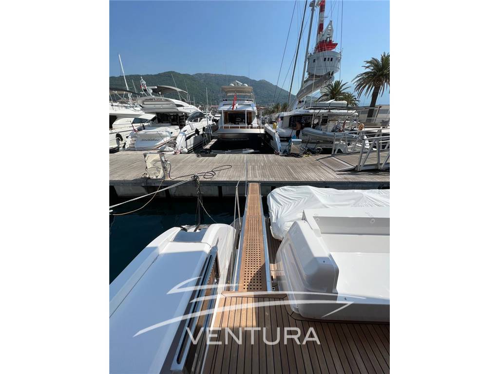 Ferretti yachts 720