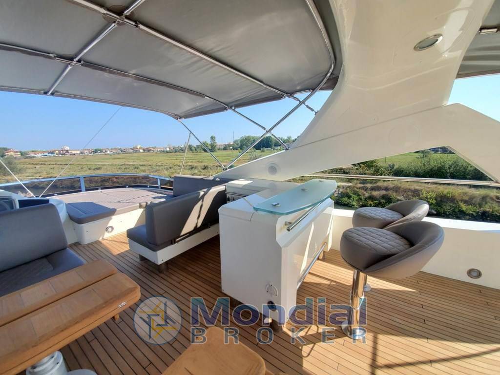 Sunseeker 86 yacht