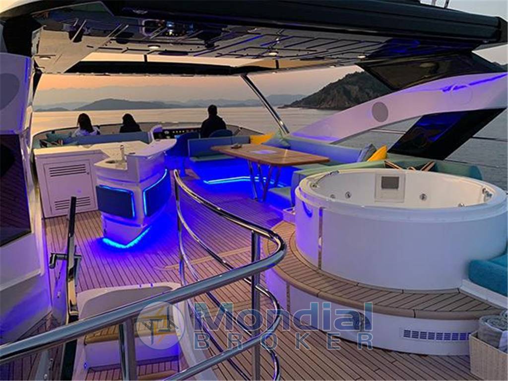Sunseeker 86 yacht