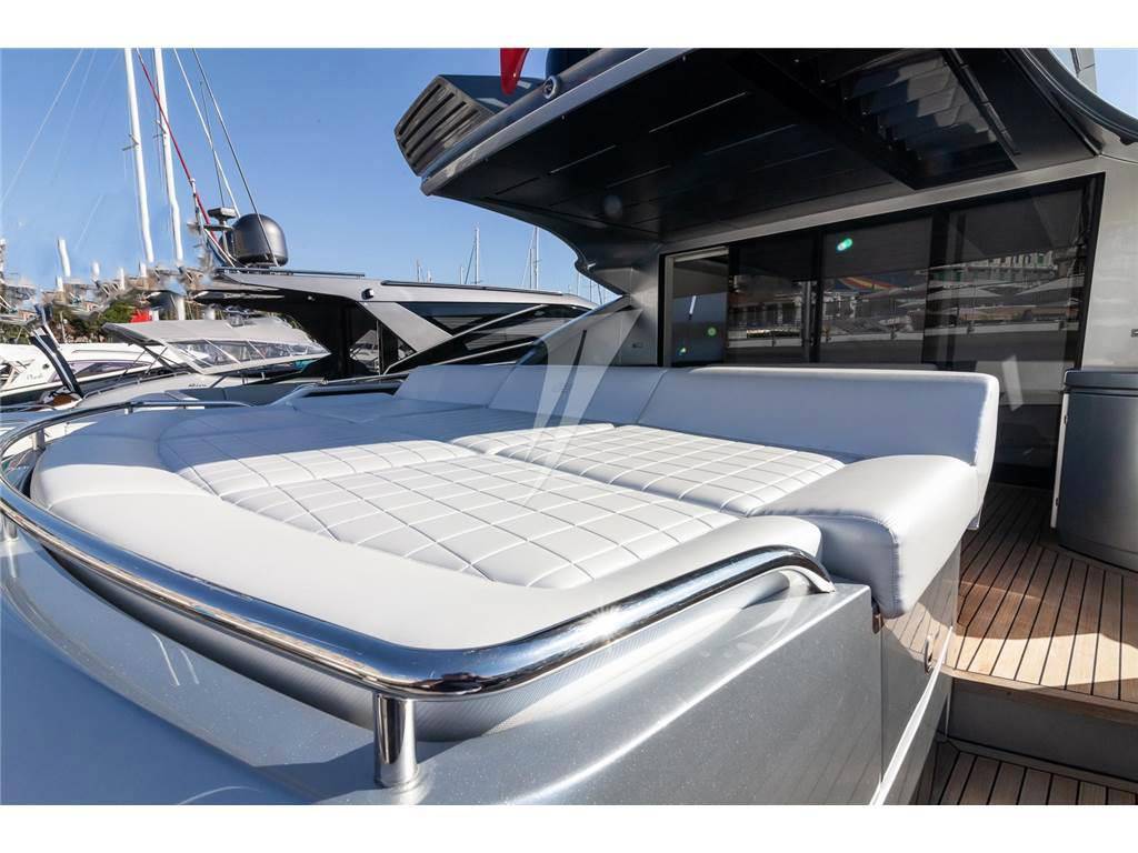 Pershing 82 vhp