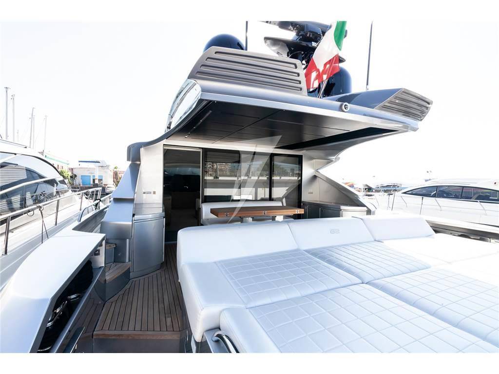 Pershing 82 vhp