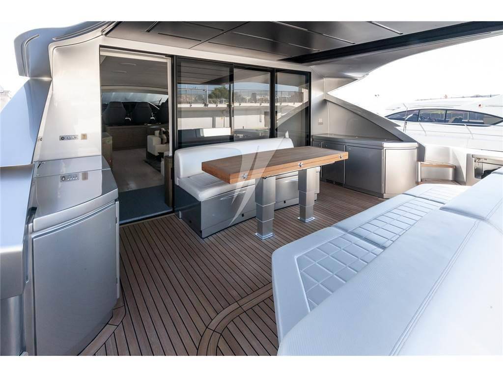 Pershing 82 vhp