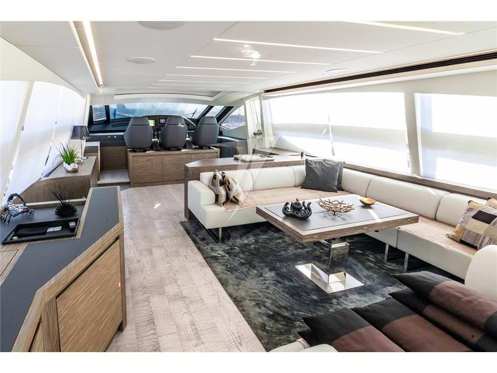 Pershing 82 vhp