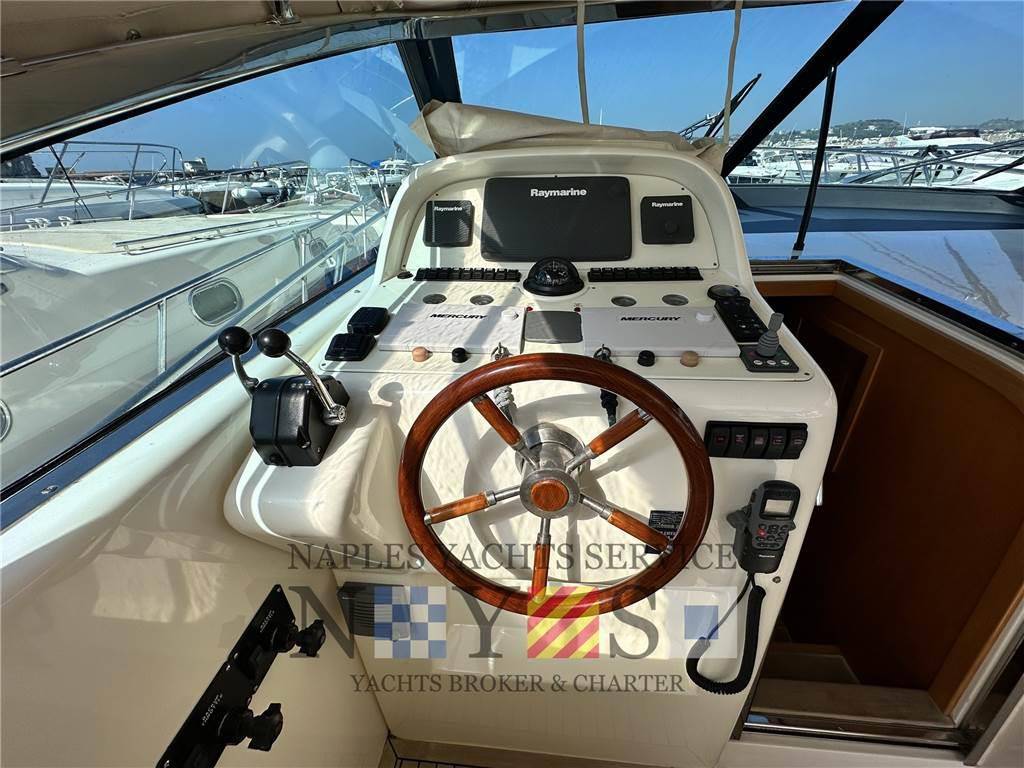 Uniesse 42' open
