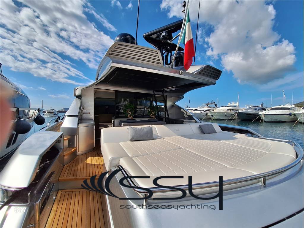 Pershing 82 vhp