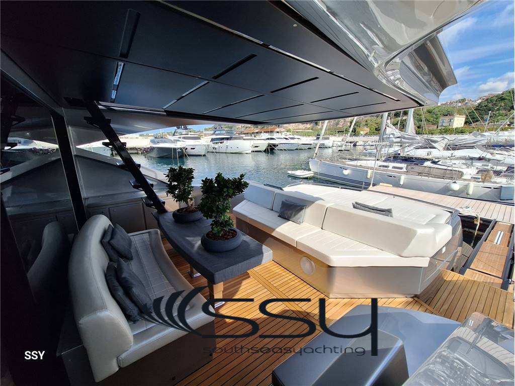Pershing 82 vhp