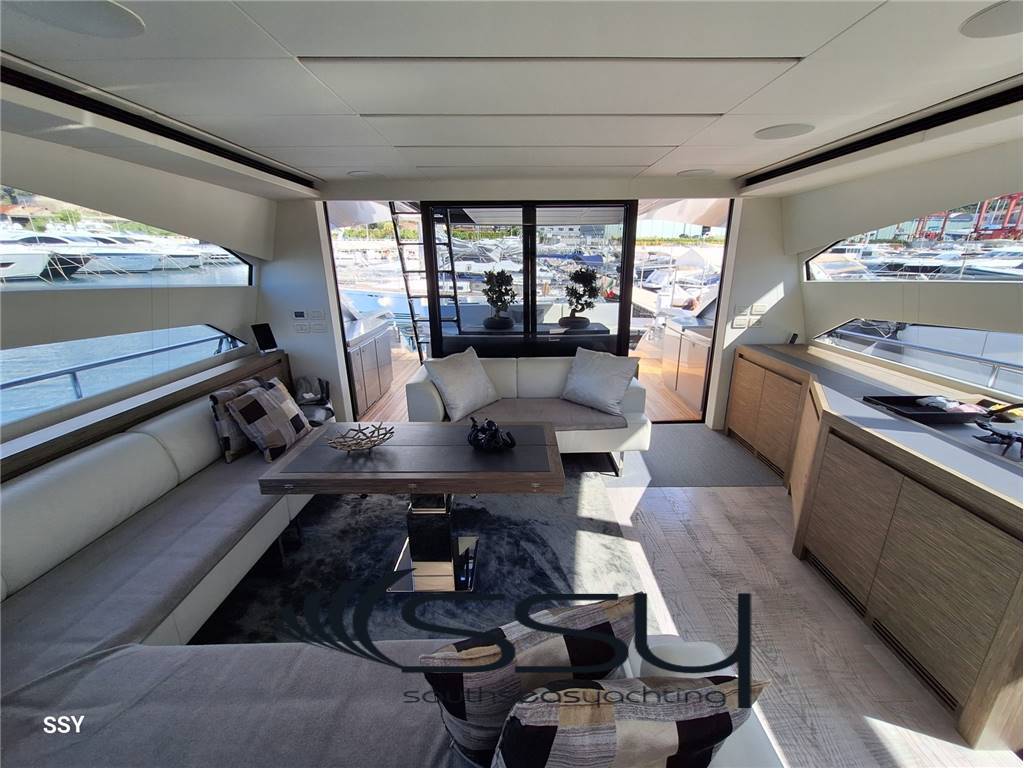Pershing 82 vhp