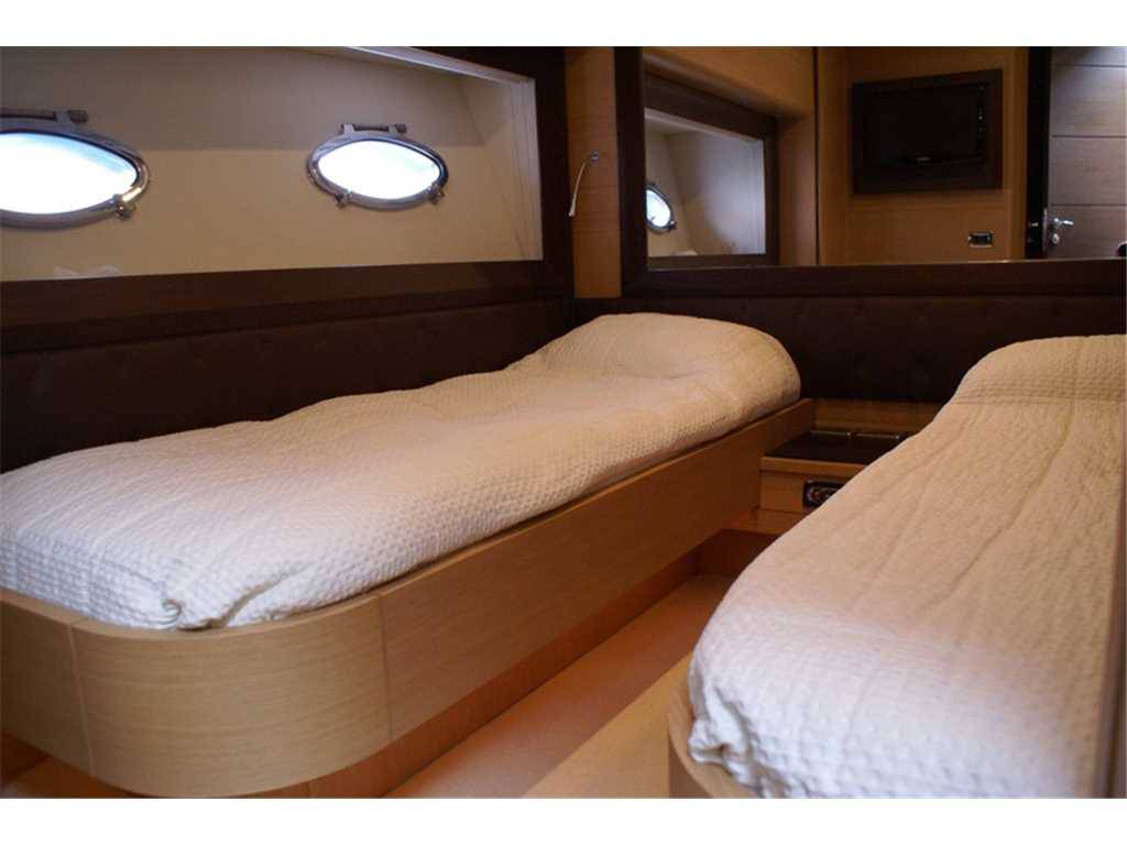 Pershing 72