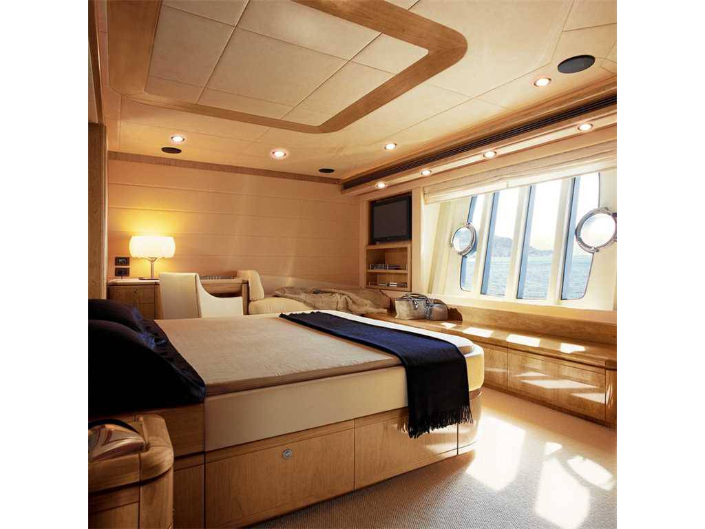 Ferretti 830