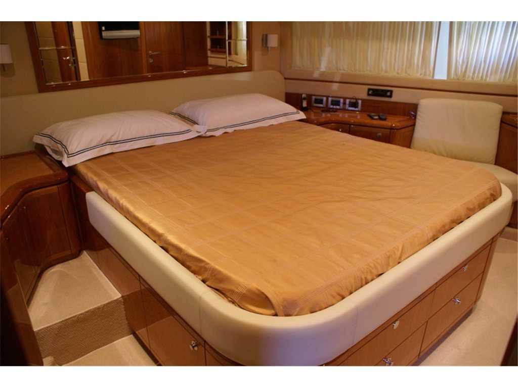 Ferretti 830