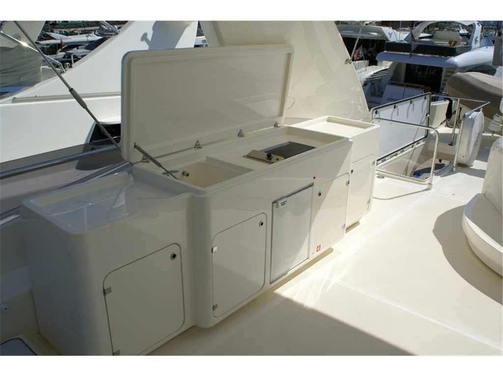 Ferretti 830