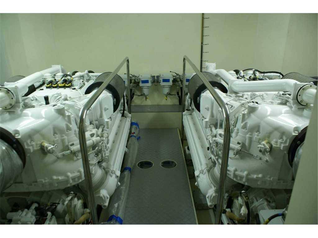 Ferretti 830