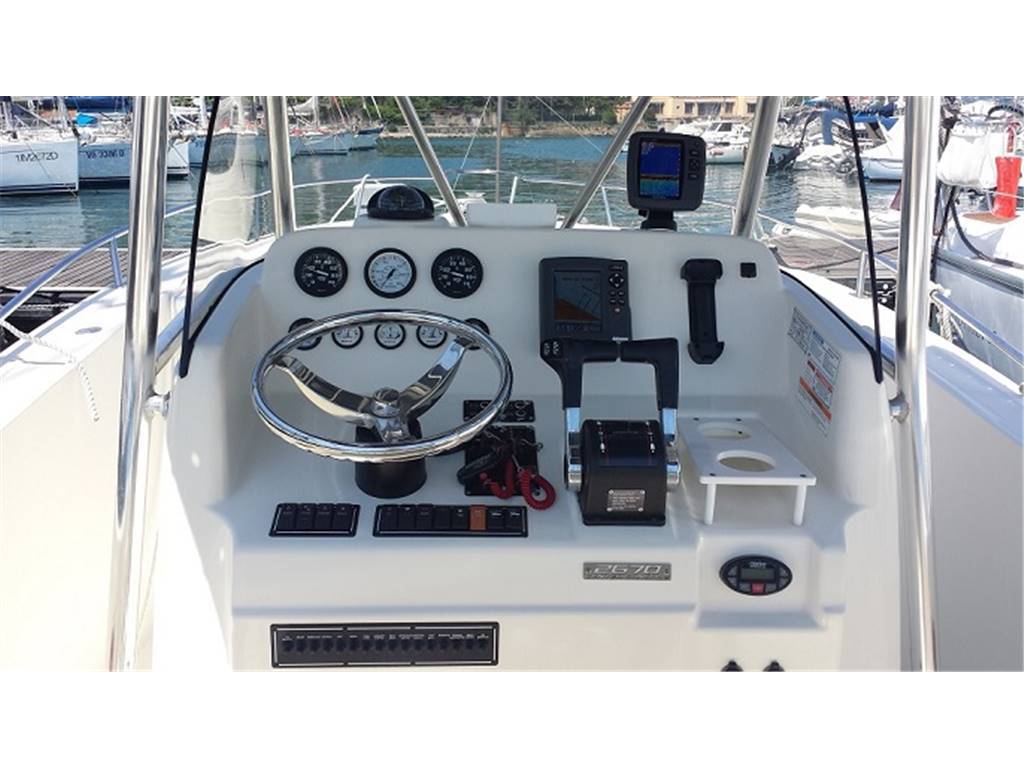 Pursuit 2670 center consolle