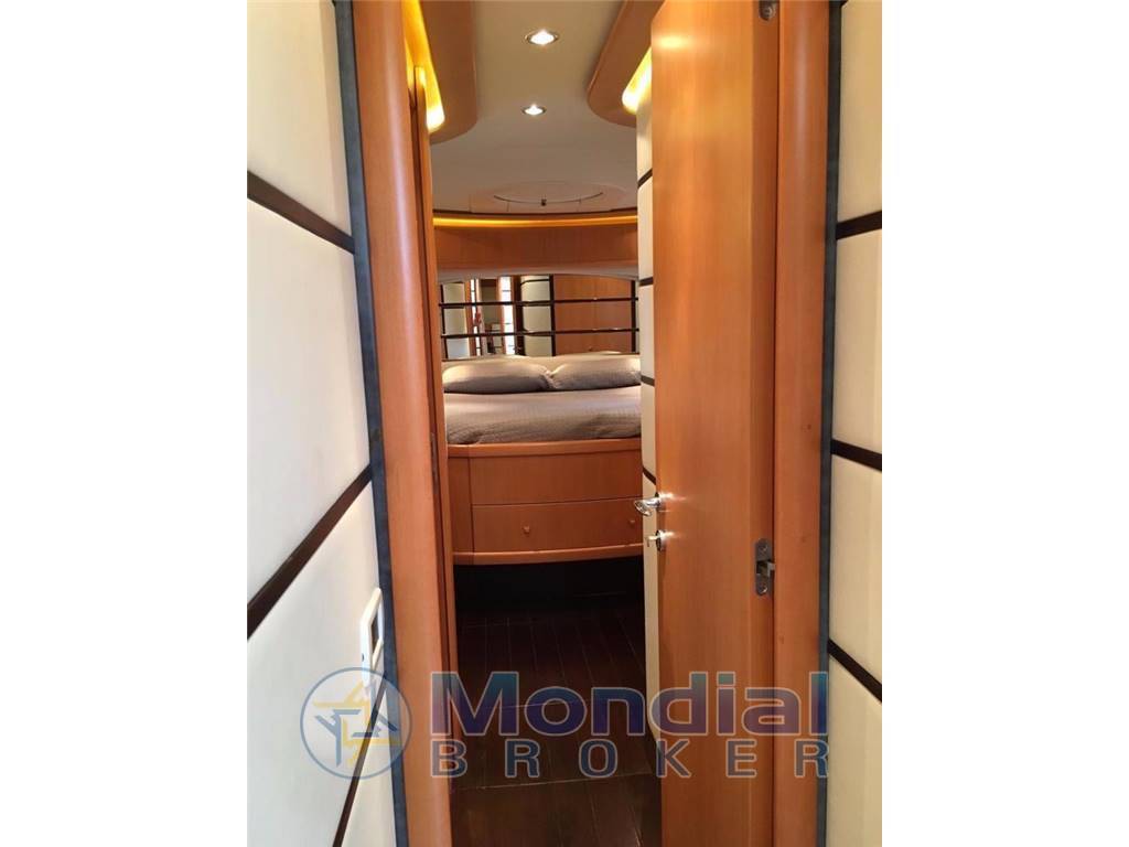 Pershing 76