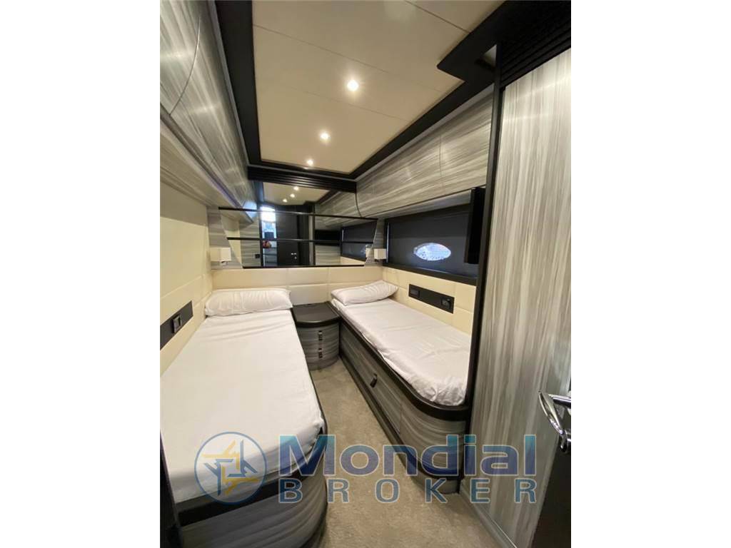 Pershing 76