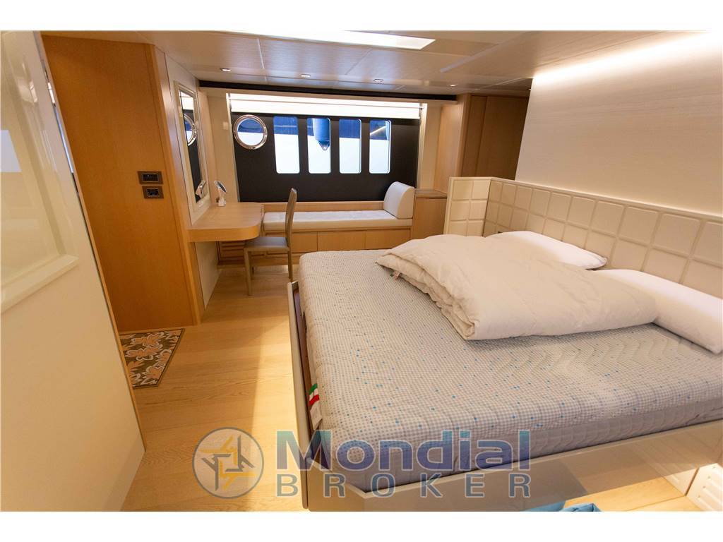 Absolute yachts 72 fly