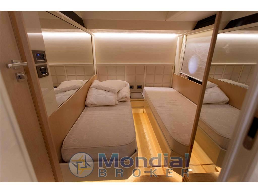 Absolute yachts 72 fly