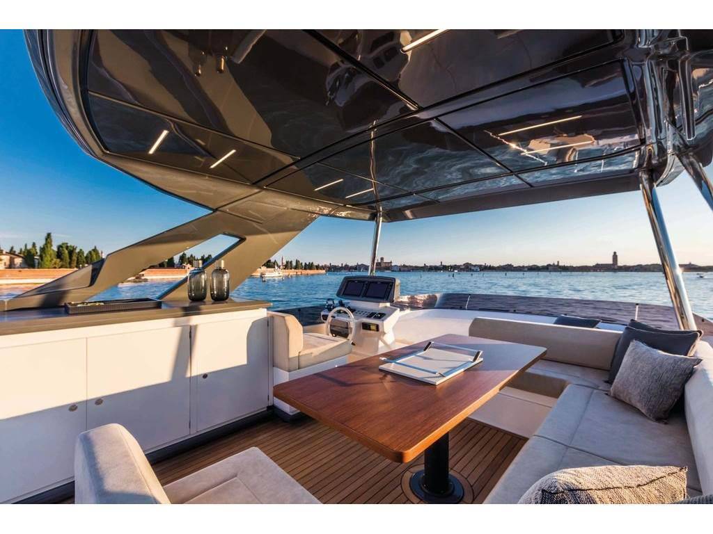 Ferretti yachts 670